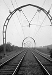 832811 Gezicht op de spoorbaan tussen Groenekan en Hilversum, met de betonnen, gotische bovenleidingsportalen.